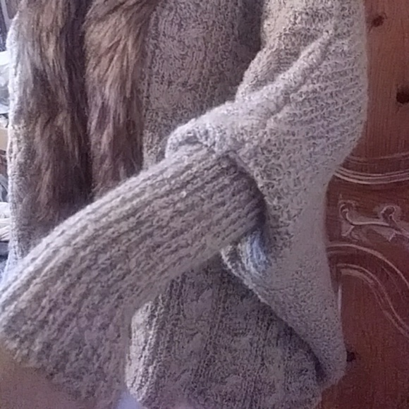 XOXO Beautiful faux fur collar sweater - Picture 3 of 8